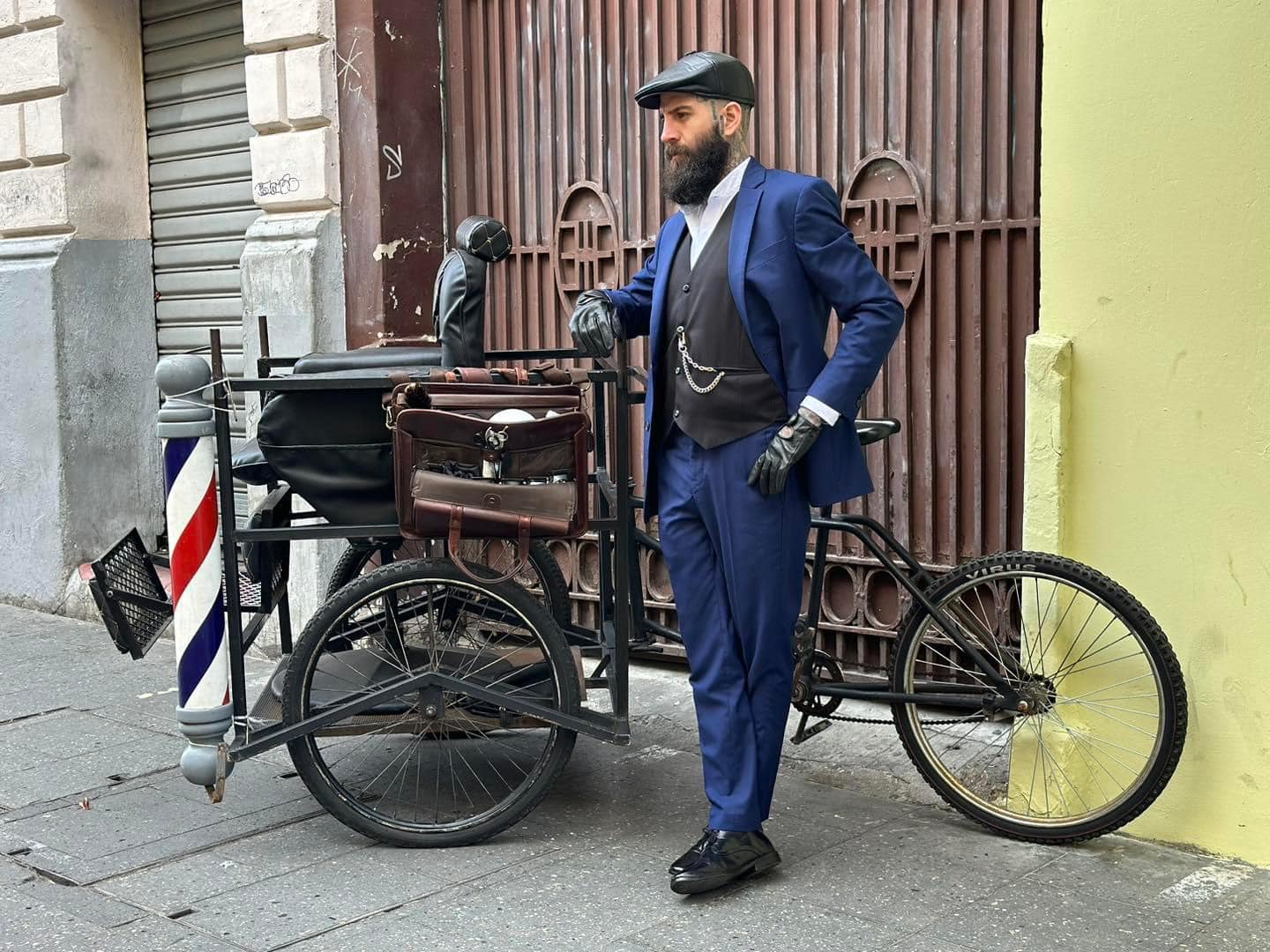 Pepe Barbero y su Bicibarbería hacen cortes de pelo gratis en las calles de la ciudad de Guatemala