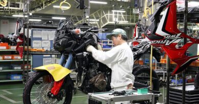 Hacer motos en Honda tiene un riesgo: tu traje es blanco y debe permanecer blanco mientras trabajas