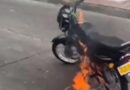 Ladrón atrapado rogó para que no le quemaran su moto porque “era su herramienta de trabajo”. Ardió en llamas