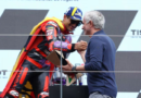 Con la bandera a cuadros, paseando en el safety car: Mourinho se roba el show en el Moto GP