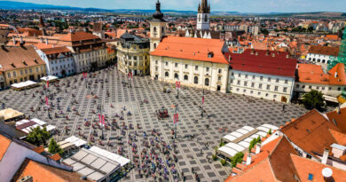 La ciudad de Sibiu vibró hoy con la Ceremonia de Apertura que marcó oficialmente el inicio del Red Bull Romaniacs 2026
