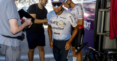 Sergio Chumil, primer retirado de la Vuelta a España 2026 tras sufrir una fuerte caída